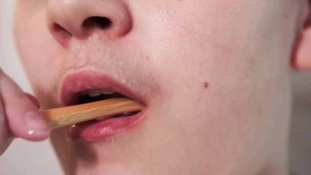 Erkek Çocuk Ağız Sağlığıyla Ilgileniyor Diş Fırçasıyla Dişlerini Fırçalıyor Banyoda — Stok video