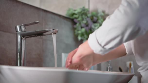 Υγιεινή Χαριτωμένο Αρσενικό Παιδί Χρησιμοποιεί Σαπούνι Για Πλένουν Χέρια Πλένει — Αρχείο Βίντεο