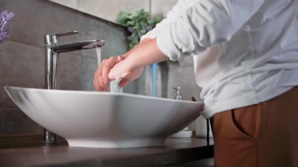 Menino Lava Mãos Lavatório Com Torneira Água Banheiro — Vídeo de Stock