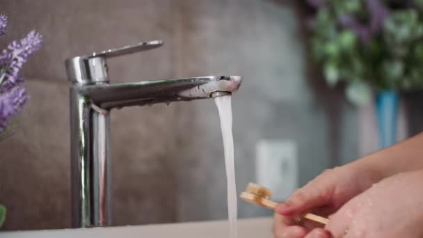Kamar Mandi Seorang Remaja Laki Laki Mencuci Sikat Gigi Setelah — Stok Video