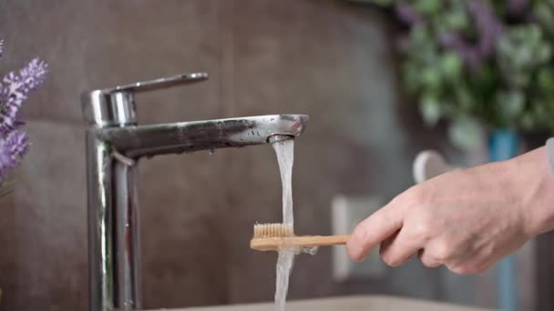 Ağız Bakımı Ergen Diş Fırçası Arkaplanına Diş Macunu Sür Banyoda — Stok video