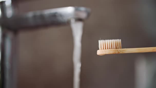 Ecologia Vida Cotidiana Menino Espreme Pasta Dentes Escova Dentes Bambu — Vídeo de Stock