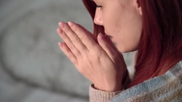 Chladné Počasí Mladá Žena Zahřívá Ruce Zatímco Sedí Teplé Přikrývce — Stock video