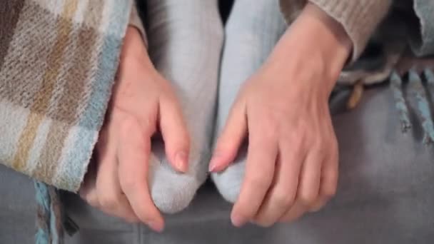Vrouw Verpakt Een Warme Deken Verwarmt Haar Benen Armen Terwijl — Stockvideo