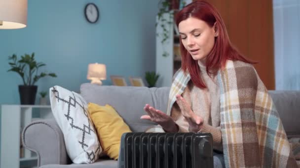 Mujeres Jóvenes Una Manta Caliente Sufren Frío Una Habitación Sin — Vídeos de Stock