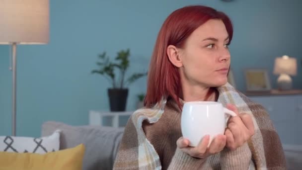 Młoda Kobieta Owinięta Ciepły Koc Gorącą Filiżanką Herbaty Dłoniach Ogrzewa — Wideo stockowe