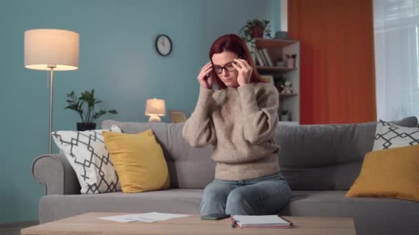 Žena Brýlích Kontroluje Účty Elektřinu Zatímco Sedí Gauči Pokoji — Stock video