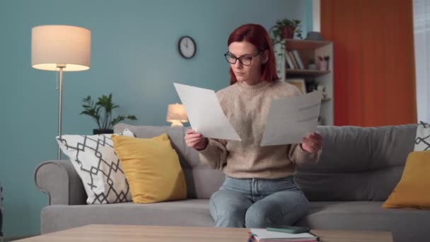Faturaları Ödeyen Gözlüklü Genç Bir Kadın Odasındaki Koltukta Otururken Isıtma — Stok video