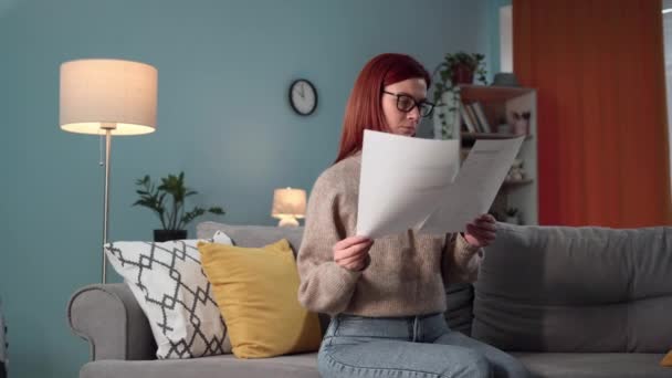 Gözlüklü Genç Kadın Kamu Hizmetleri Için Yüksek Fiyatlar Nedeniyle Üzgün — Stok video