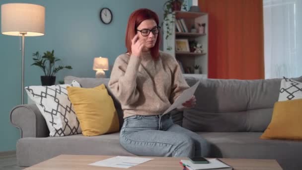Gözlüklü Kadın Kamu Hizmetlerini Kontrol Ediyor Evdeki Koltukta Oturan Tabaklar — Stok video