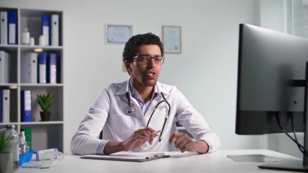 Медицина Онлайн Профессиональный Черный Врач Разговаривает Пациентами Видеосвязи Компьютере Сидя — стоковое видео