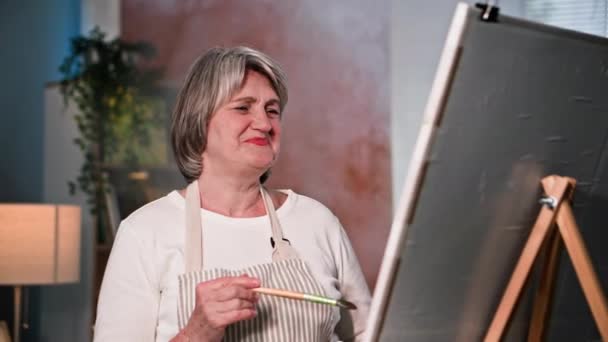 Επικίνδυνες Καταστάσεις Ηλικιωμένη Χαμογελαστή Γυναίκα Ζωγραφίζει Ενθουσιασμό Χωρίς Παρατηρήσει Τον — Αρχείο Βίντεο