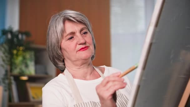 Retired Elderly Learns Paint Pictures Brush Paint Room — Stock Video