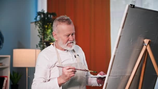 Kreativní Důchodce Starší Muž Rád Malovat Obraz Pomocí Štětce Barvami — Stock video