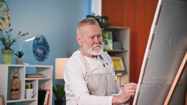 Пожилые Люди Хобби Творческий Старик Рисует Картину Красками Кисточками Помощью — стоковое видео