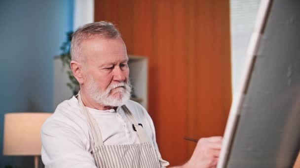 Starší Důchodce Učí Malovat Obrázky Štětcem Malovat Místnosti — Stock video