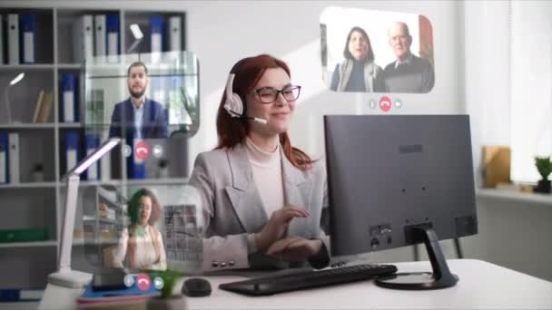 女性呼叫中心操作员在办公时使用耳机与客户交谈 现代技术 — 图库视频影像