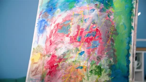 用画笔和绘画的女艺术家用画架在画布上描绘了一幅现代创作的图画 — 图库视频影像