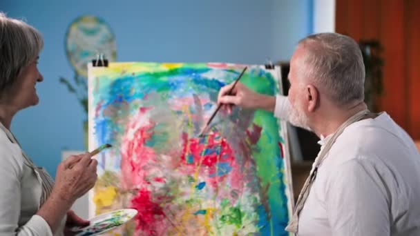 Pasatiempo Creativo Jubilación Adorables Pensionistas Ancianos Pintando Cuadro Creativo Junto — Vídeos de Stock