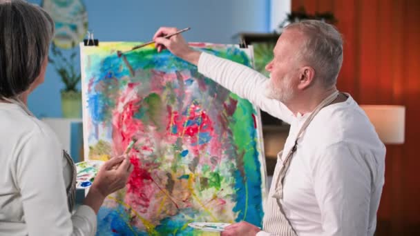 은퇴자의 재능있는 남성과 예술가는 페인트와 브러시와 캔버스에 창조적 그림을 페인트 — 비디오