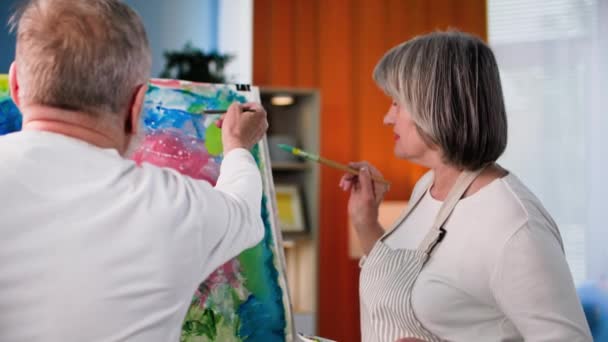 은퇴한 재능있는 예술가는 집에서 Easel를 사용하여 화포에 페인트 그리고 창조적인 — 비디오