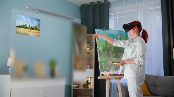 近代的な趣味 若い女性は現代技術を使用し 部屋のバーチャルフィールドを見るVrメガネのキャンバス上の絵を描きます — ストック動画