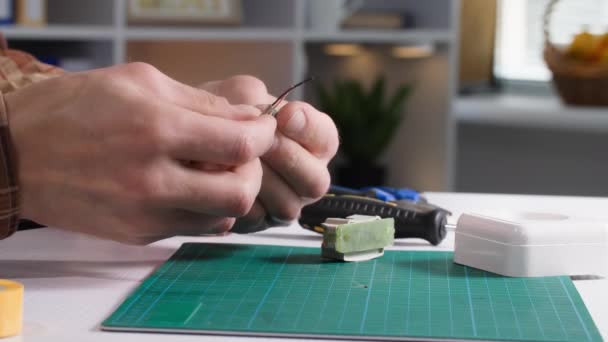 世帯の修理 男性の手は電気コンセントを修理するためにワイヤーをねじります クローズアップ — ストック動画