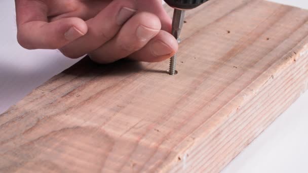 Carpinteiro Homem Usando Uma Broca Para Fazer Buraco Bloco Madeira — Vídeo de Stock