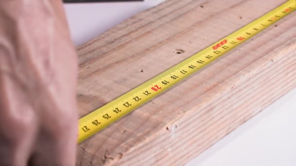 Mężczyzna Budowniczy Mierzy Drewniane Płyty Taśmą Pomiarową Produkcji Mebli Zbliżenie — Wideo stockowe