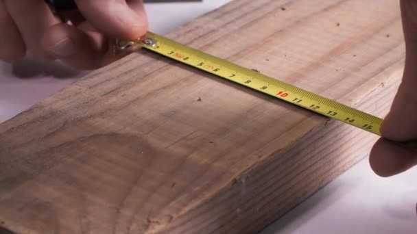 Meblarz Człowiek Stosujący Taśmę Konstrukcyjną Wyciętą Drewnianej Desce Zbliżenie — Wideo stockowe