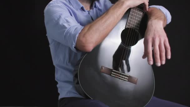 Άντρας Μουσικός Μια Κιθάρα Στα Χέρια Του Περιστρέφεται Έναν Κύκλο — Αρχείο Βίντεο