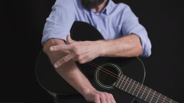 Hombre Divierte Tocando Guitarra Sienta Silla Muestra Fuerza Del Mundo — Vídeo de stock