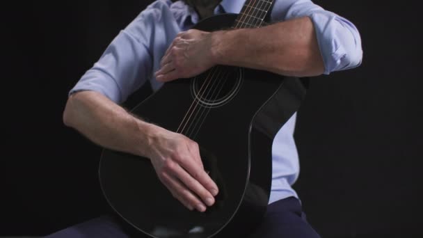Müzisyen Elinde Gitar Olan Bir Adam Arka Planda Ritmi Yener — Stok video