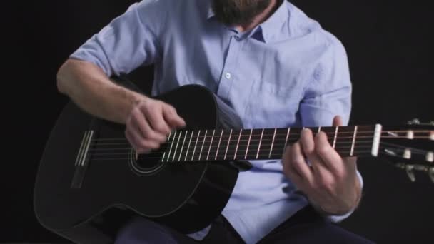 Muziekinstrument Man Die Gitaar Speelt Zittend Een Donkere Achtergrond — Stockvideo