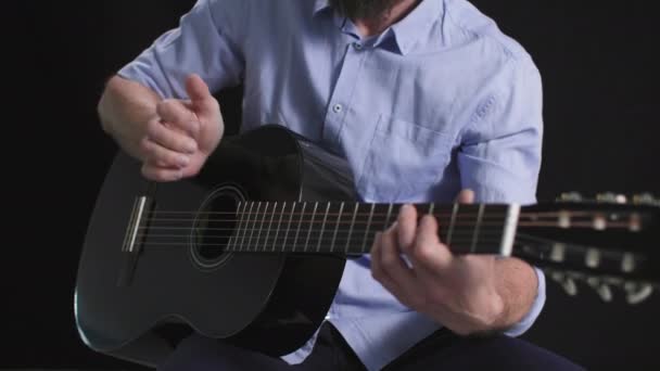 Молодой Человек Музыкальным Инструментом Руках Играет Мелодию Бьет Ритм Рукой — стоковое видео