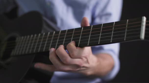 Muzyka Mans Strony Skubie Struny Podstrunnicy Gitary Ciemnym Tle Zbliżenie — Wideo stockowe