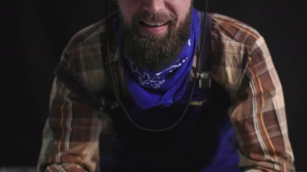 Homem Alegre Com Uma Barba Chapéu Cowboy Vermelho Uniforme Trabalho — Vídeo de Stock