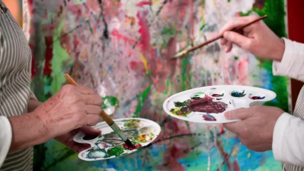 Yaratıcı Hobi Yaşlı Sanatçılar Modern Resmi Boyama Fırçalarla Birlikte Yakın — Stok video