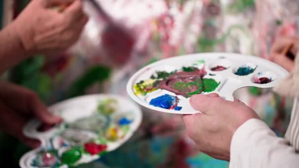 Yaşlı Sanatçılar Fırçalar Ellerinde Paletle Modern Bir Resim Çizerler Yakın — Stok video