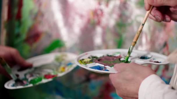 Kreativt Pensionerade Manliga Och Kvinnliga Äldre Konstnärer Med Färg Och — Stockvideo