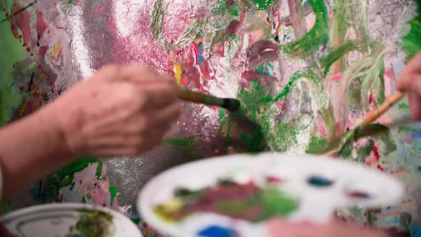 Retraités Talentueux Appliquer Des Coups Pinceau Peinture Sur Peinture Moderne — Video
