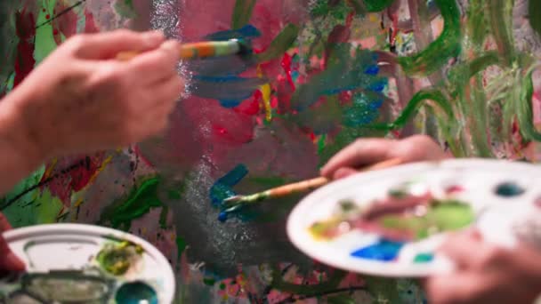 Творче Життя Пенсії Літня Пара Використовуючи Фарби Пензлі Разом Малюють — стокове відео