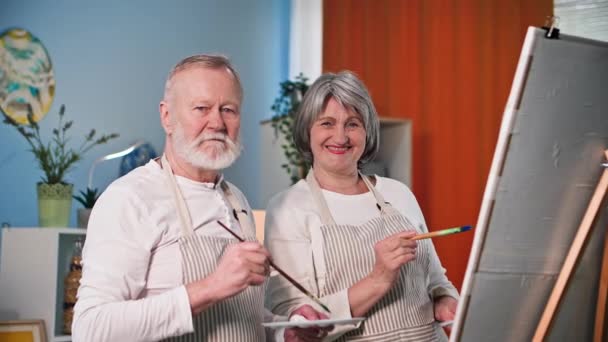 Hobies Dan Hiburan Potret Orang Tua Pensiunan Berbakat Dengan Sikat — Stok Video