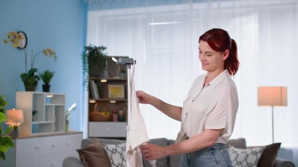 Uśmiechnięta Gospodyni Domowa Prasowanie Shirt Gorącą Parą Przy Użyciu Nowoczesnych — Wideo stockowe
