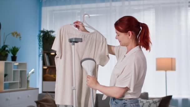 Mujer Joven Utilizando Modernos Electrodomésticos Plancha Ropa Con Rapero Caliente — Vídeos de Stock
