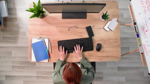 Mujer Joven Que Trabaja Ordenador Escribiendo Teclado Sentado Oficina Mesa — Vídeo de stock
