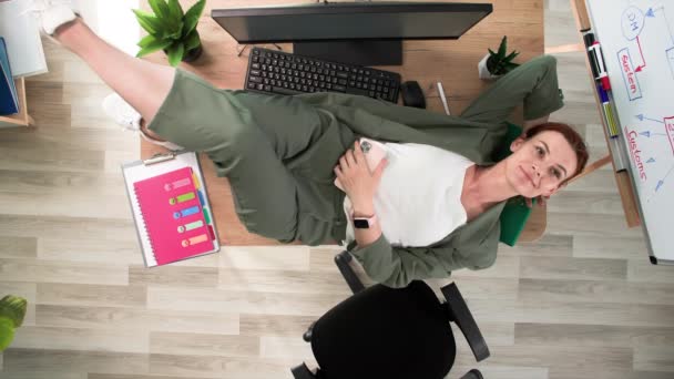 在工作时休息 女人躺在办公室的桌面上通过电话交谈 — 图库视频影像