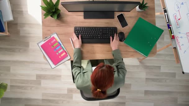 Молодая Офисная Женщина Работающая Компьютером Печатающая Клавиатуре Сидя Столом Офисе — стоковое видео