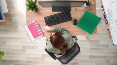 Şirketin bir çalışanının çalışma günü, genç bir kadın bilgisayar başında çalışıyor. Ofiste oturuyor, en üst seviyede.