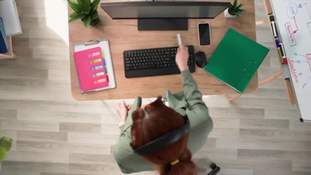사무실에서 헤드폰에 즐거운 사업가 그녀의 펜으로 하는이 직장에서 마이크 — 비디오